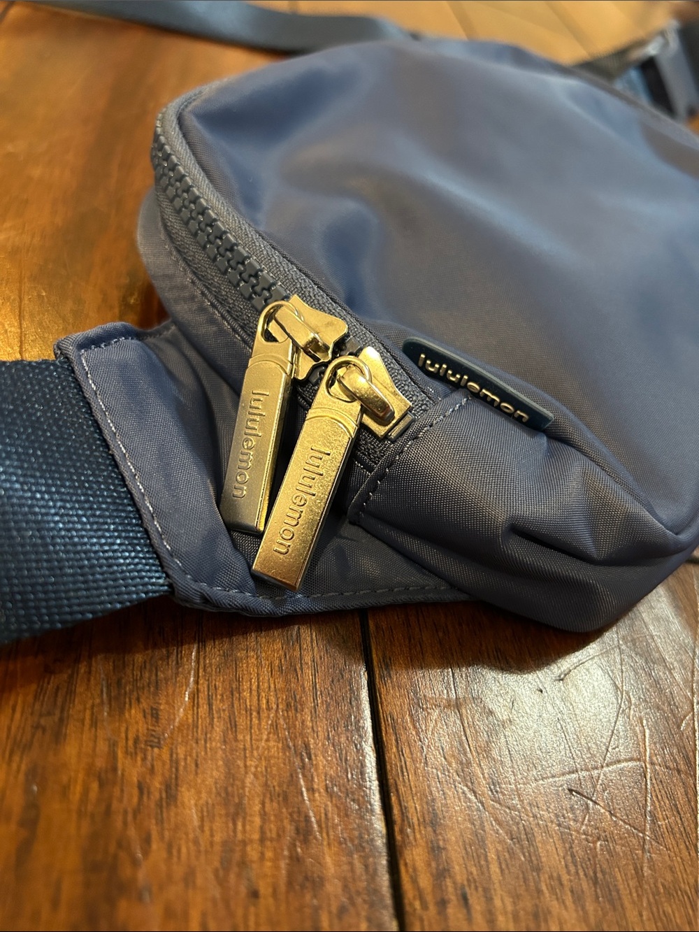 lululemon athletica pitch blue 2L belt bag- great condition - Picture 4 of 6